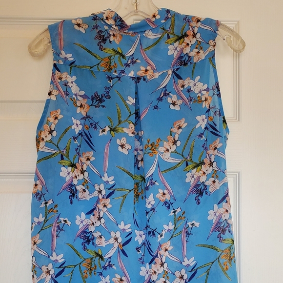 EUC Sleeveless Floral Button-down - Picture 7 of 10